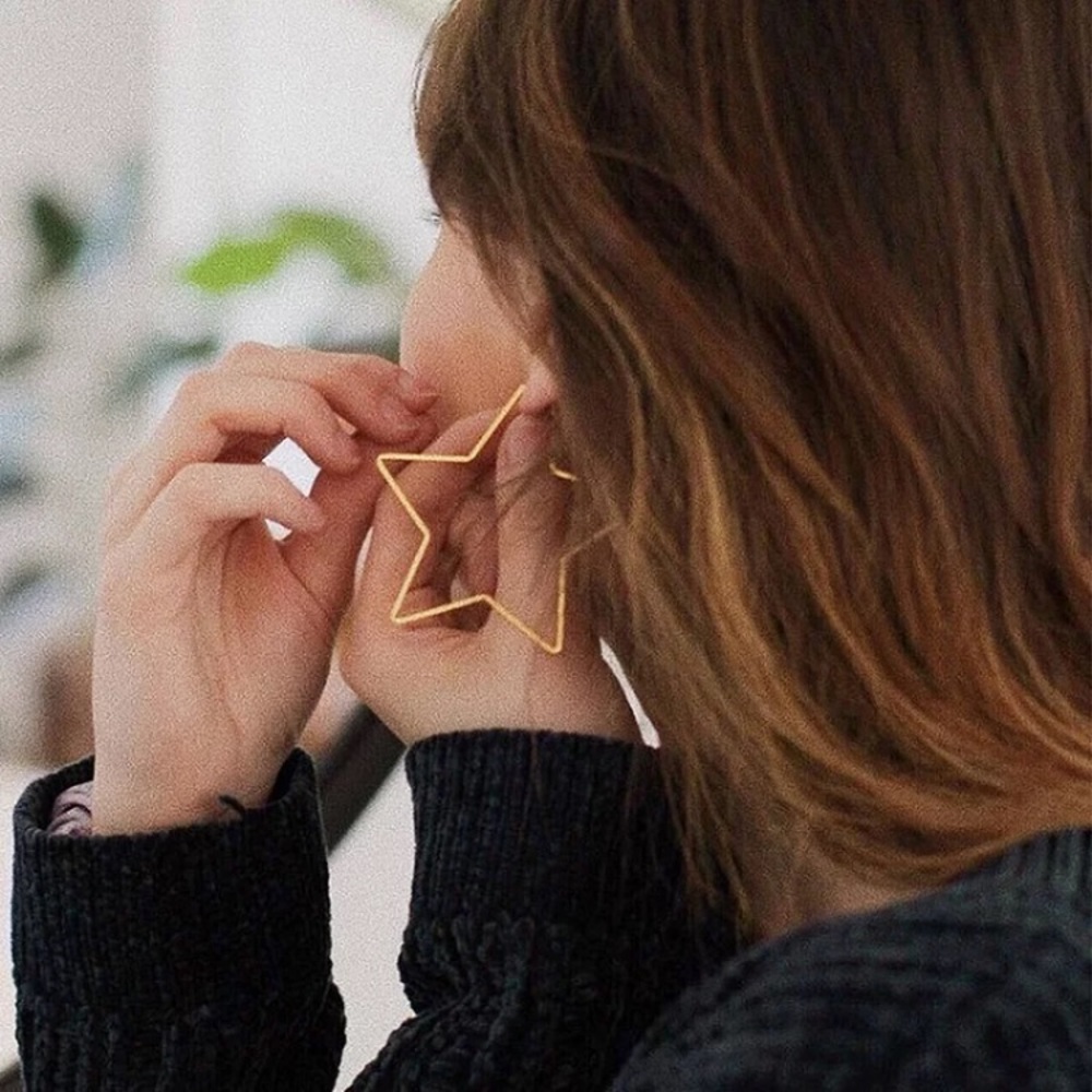Gold Tone Big Star ⭐️ Earrings - Picture 3 of 4